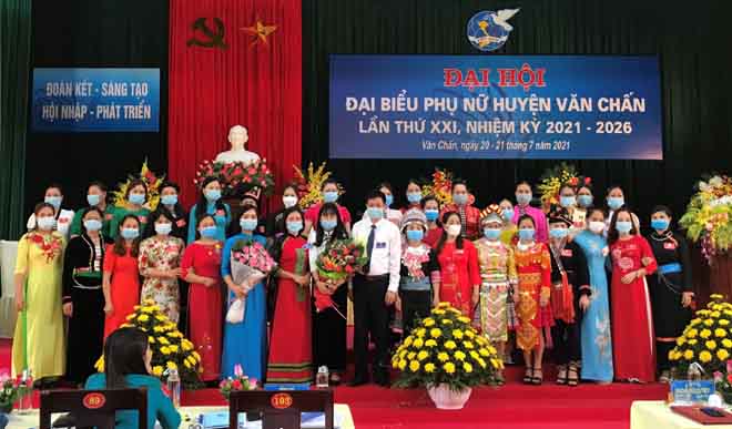Lãnh đạo Hội LHPN tỉnh và lãnh đạo huyện Văn Chấn chúc mừng Ban Chấp hành Hội LHPN huyện khóa XXI vừa ra mắt.